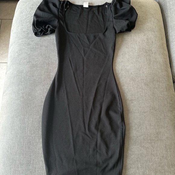 Windsor Dresses & Skirts - Windsor low scoop dress w/ puffy sleeves